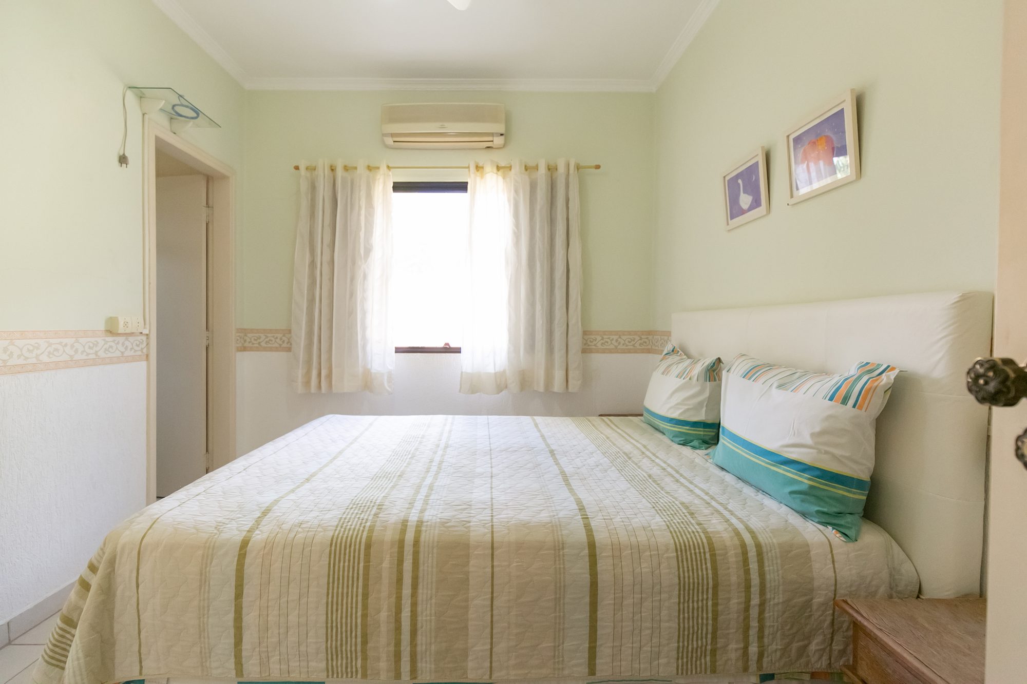 Suíte 3 com cama de casal e ar-condicionado