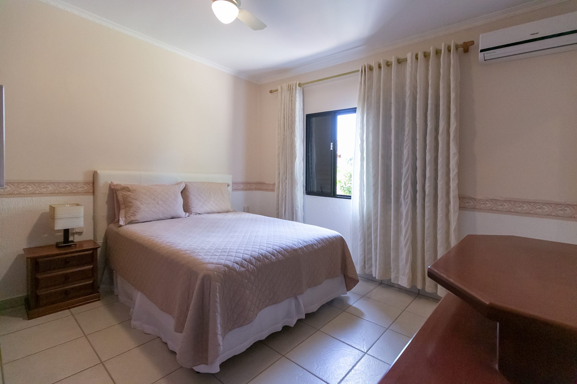 Suíte 4 com cama de casal e ar-condicionado
