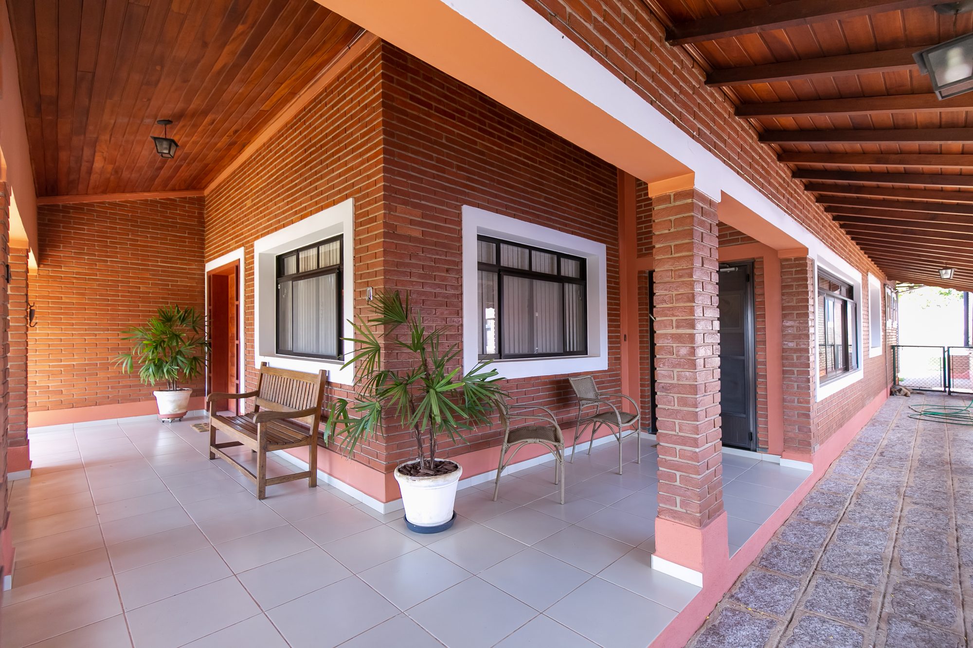 Hall de entrada com varanda ampla