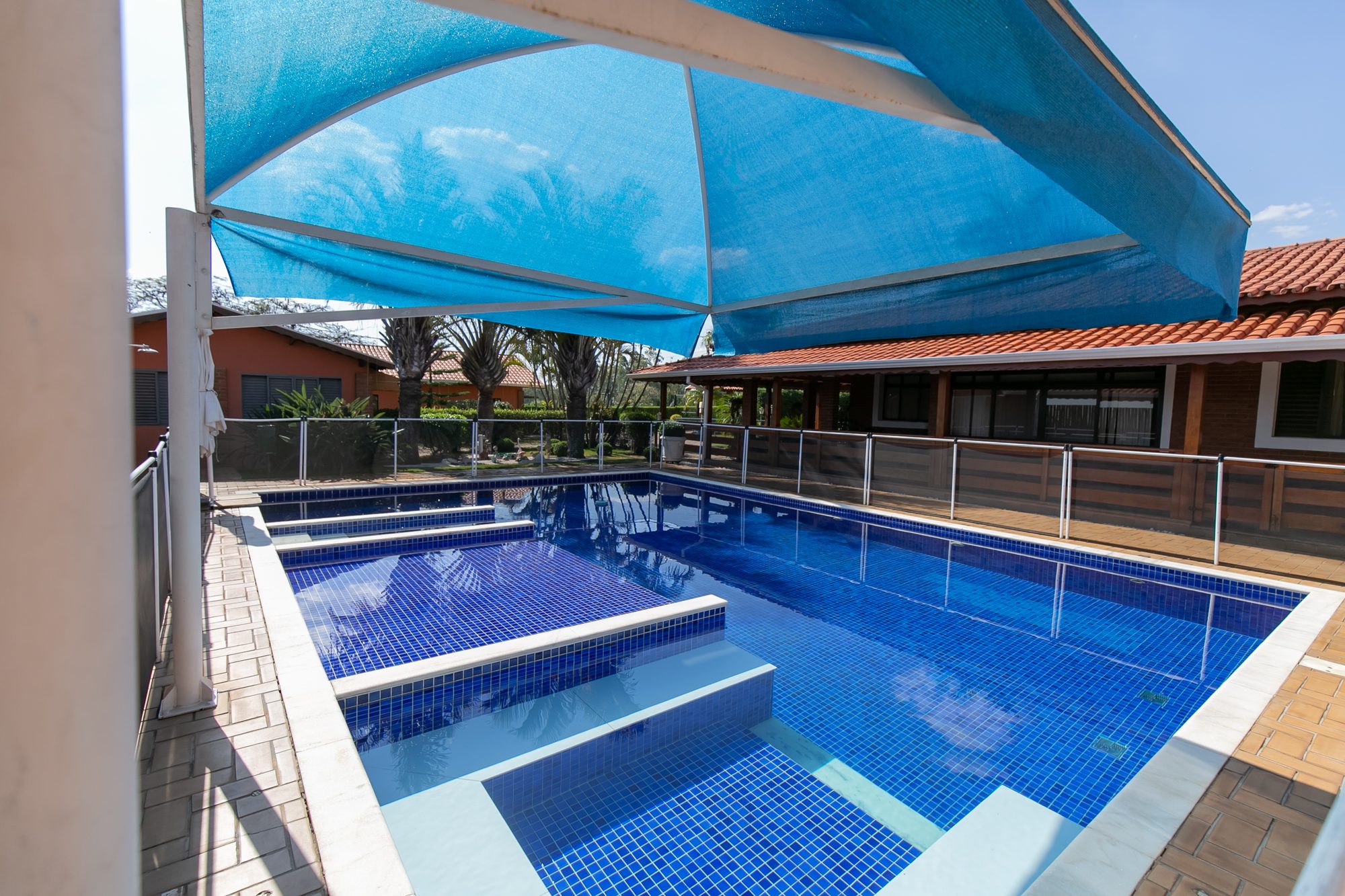 Piscina com prainha e cobertura de sombrite