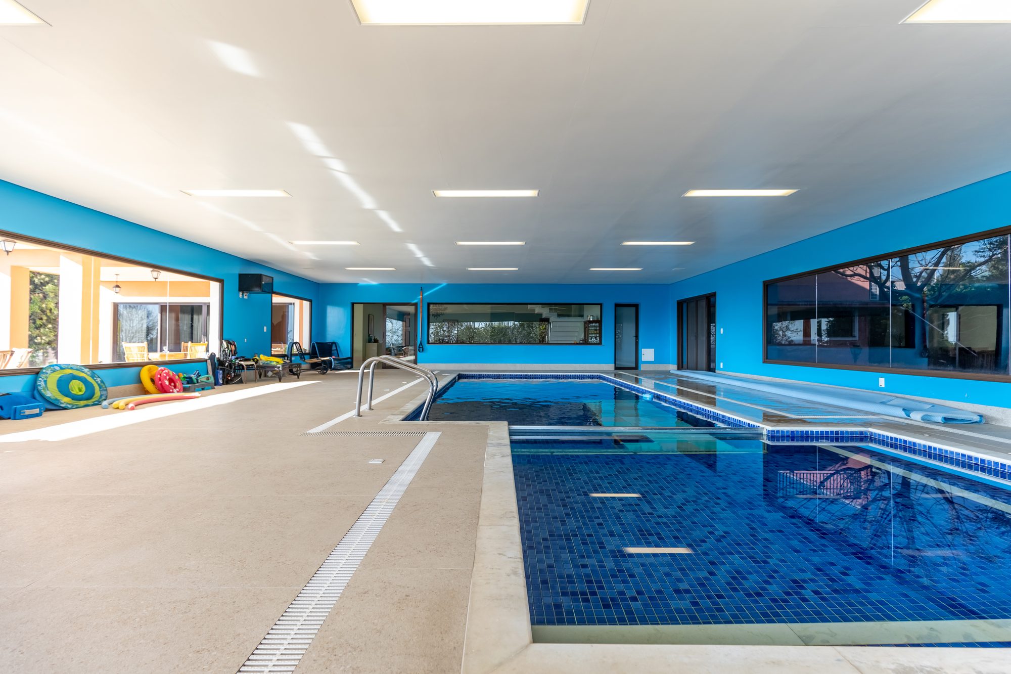 Outro ângulo da piscina interna com raia e brinquedos aquáticos