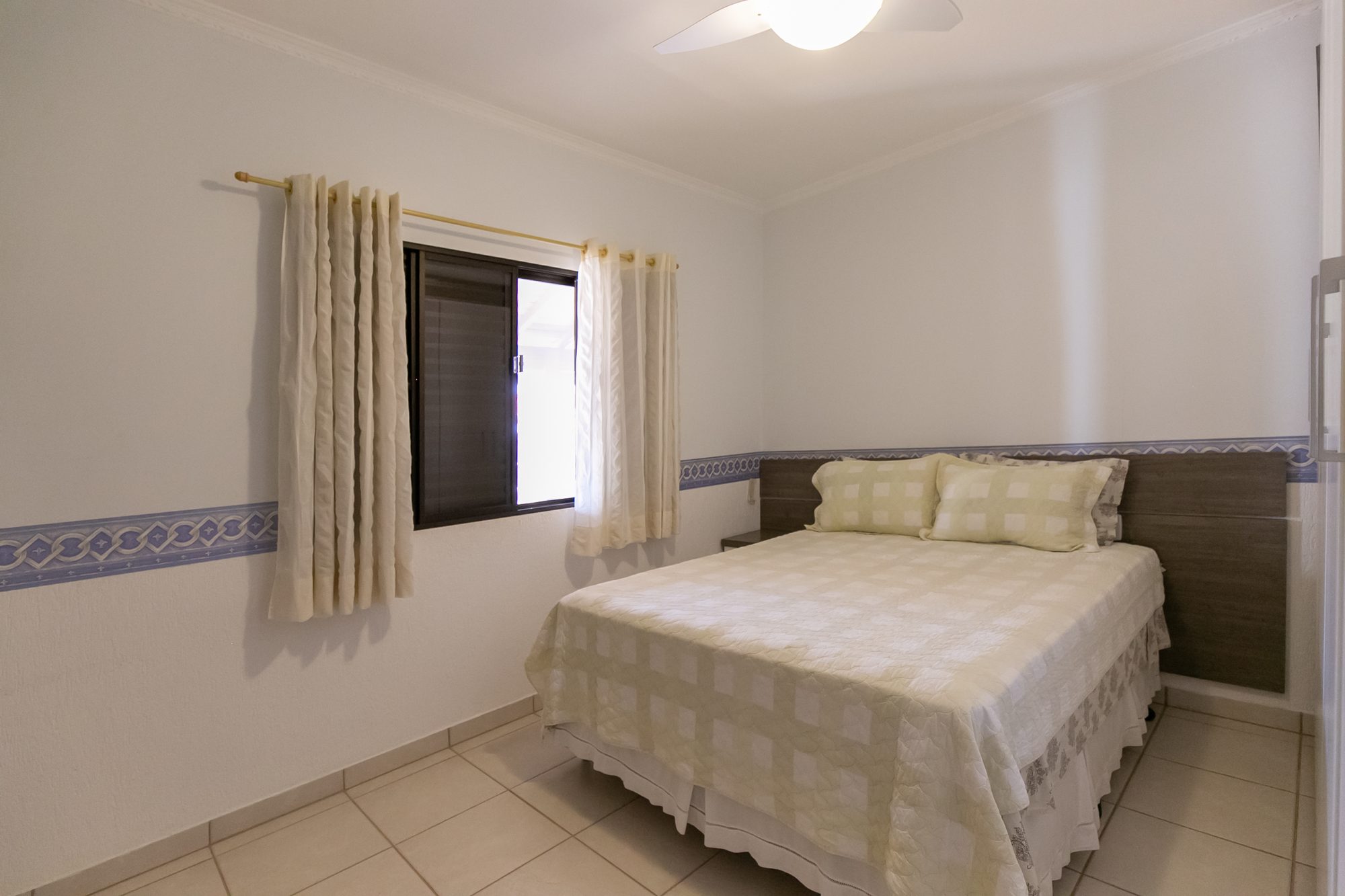 Suíte 1 com cama de casal e ventilador