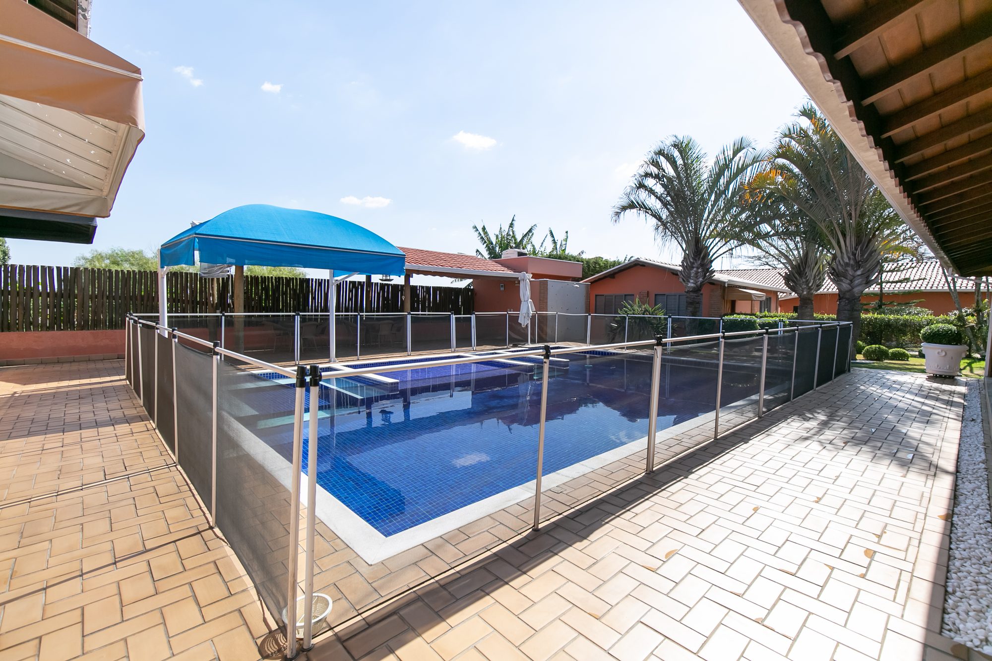 Vista lateral da piscina e área de lazer