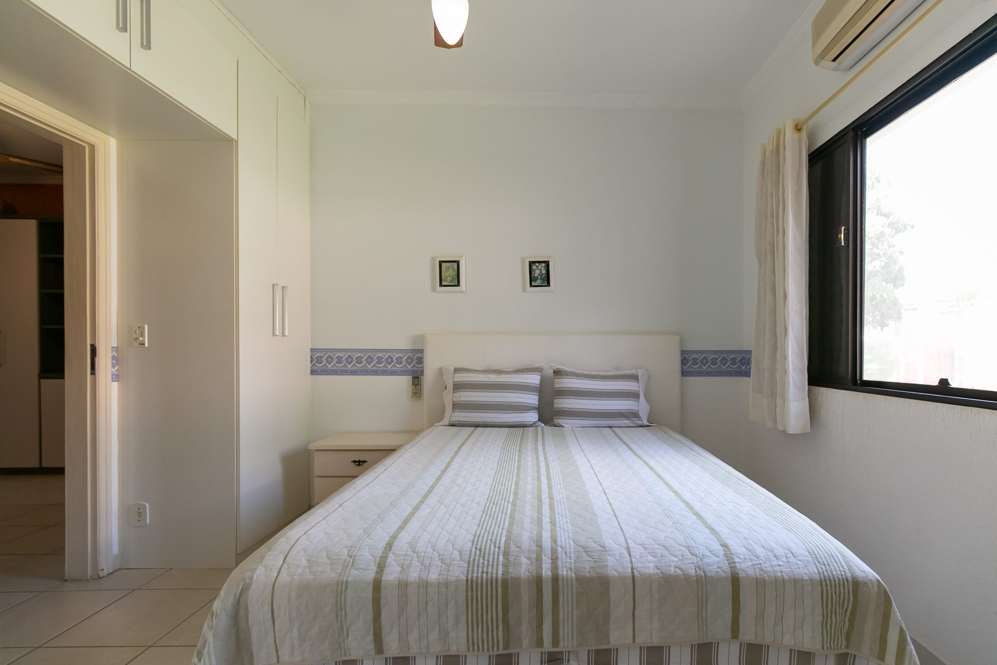 Suíte 2 com cama de casal e ar-condicionado