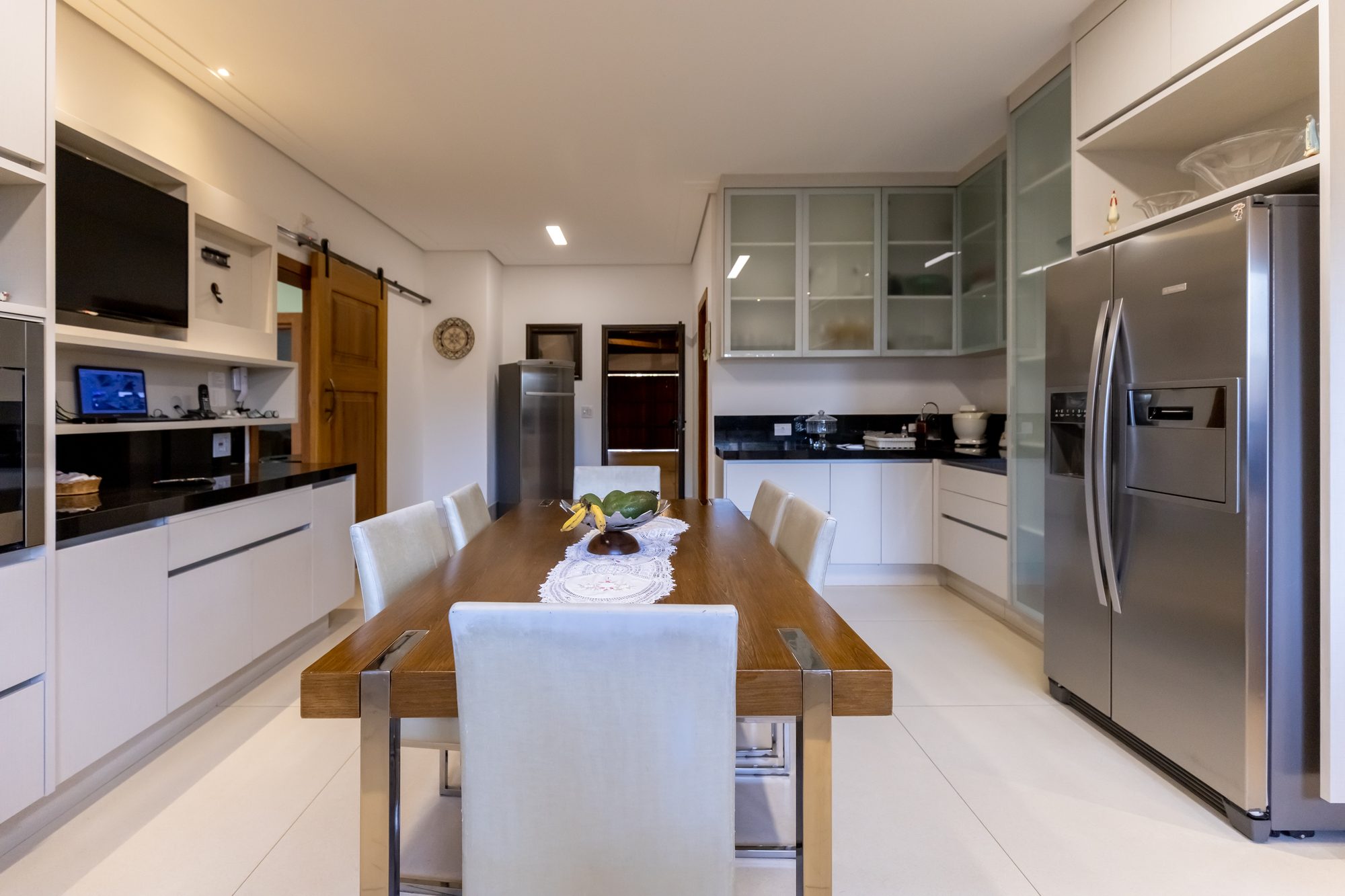 Mesa de refeições da cozinha com bancada de granito preto