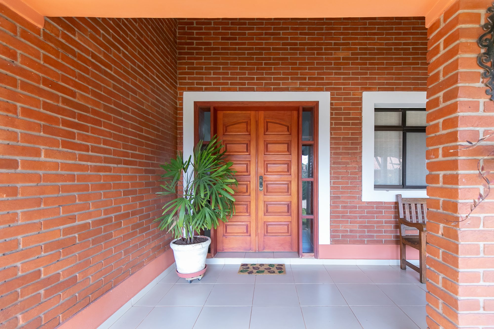 Entrada principal do Casarão em tijolos aparentes