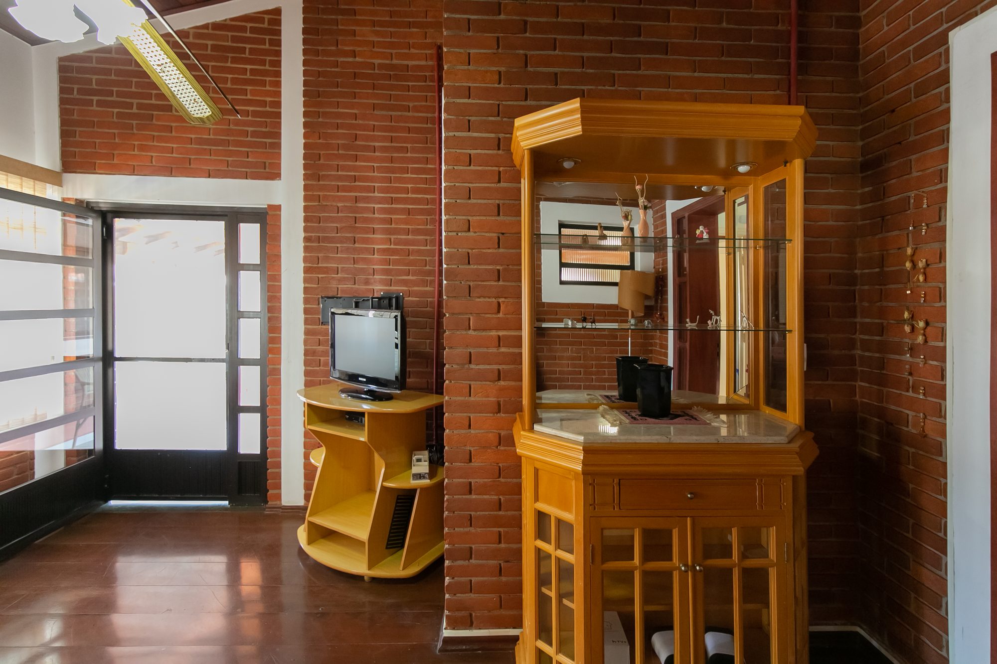 Outro ângulo da sala de TV com cristaleira