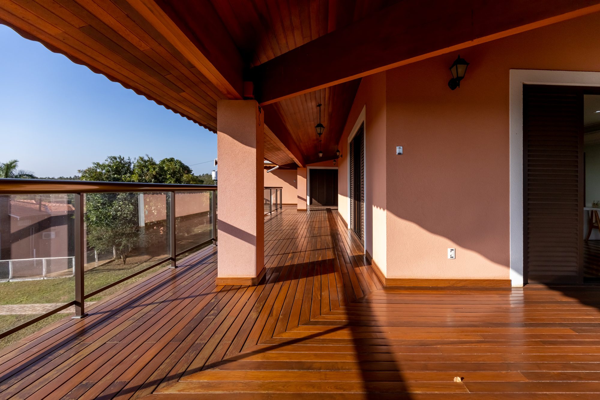 Outro trecho da varanda em deck de madeira ao longo da casa