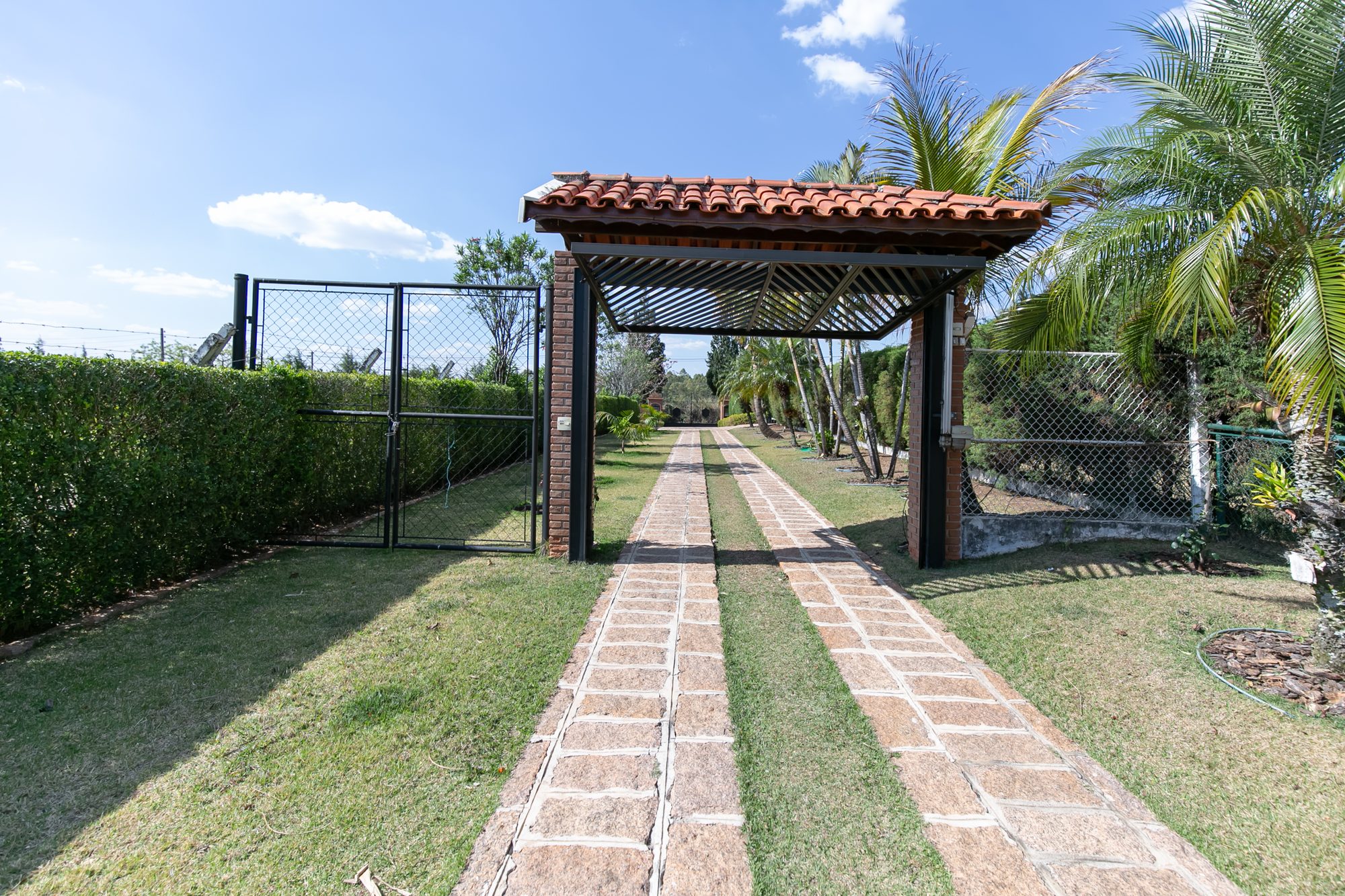 Portão de entrada com caminho de pedras