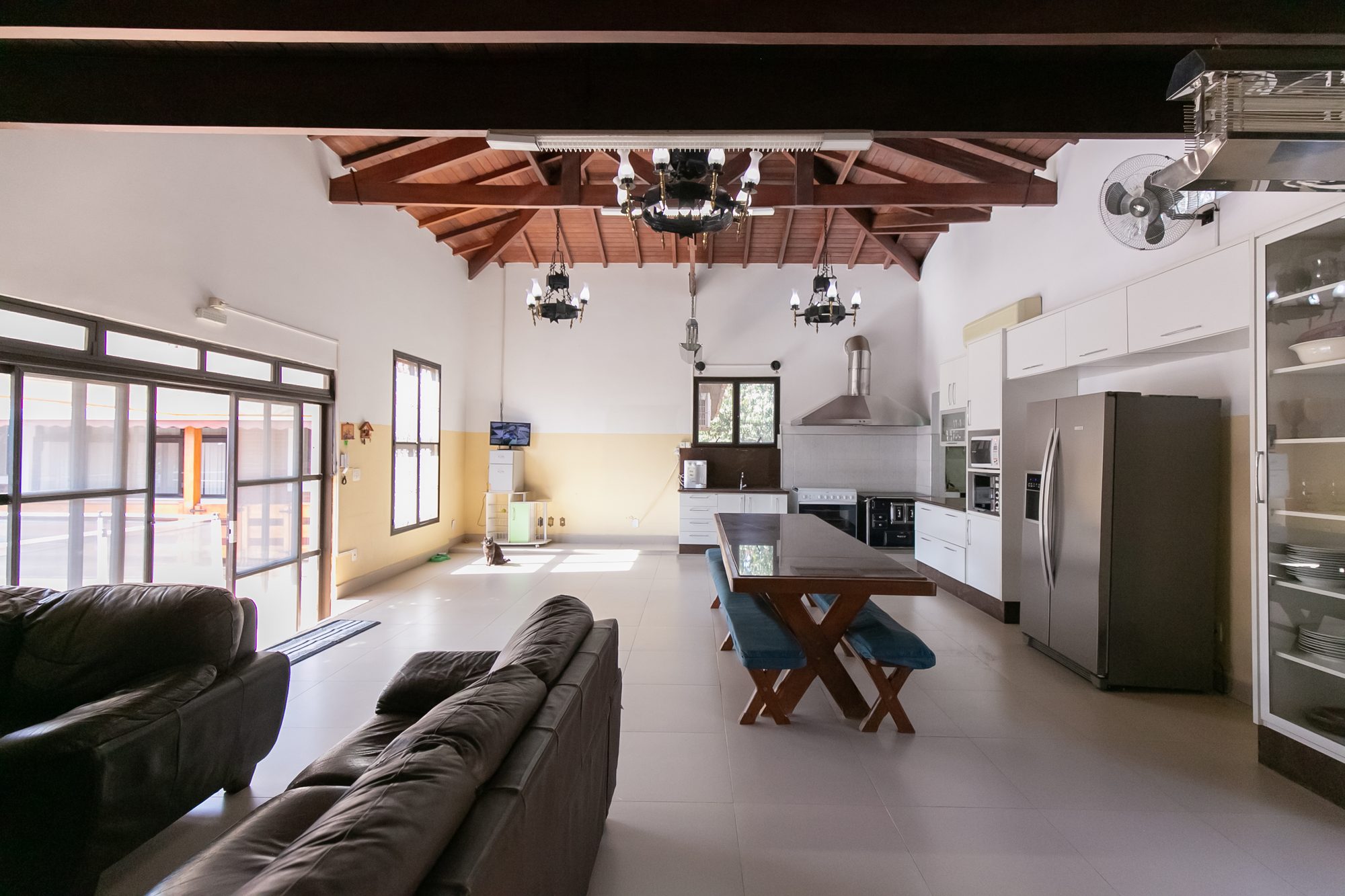 Espaço integrado de cozinha, churrasqueira e estar