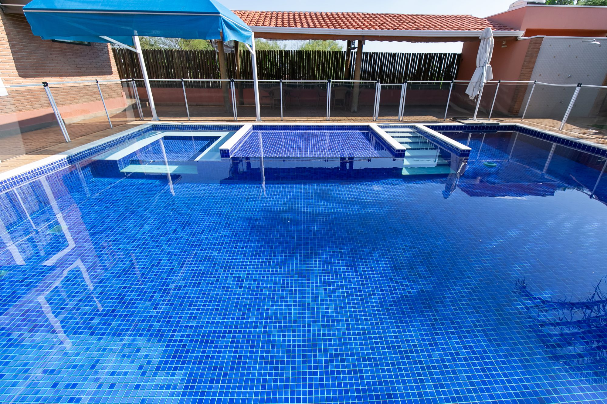 Detalhe da piscina e escada de acesso