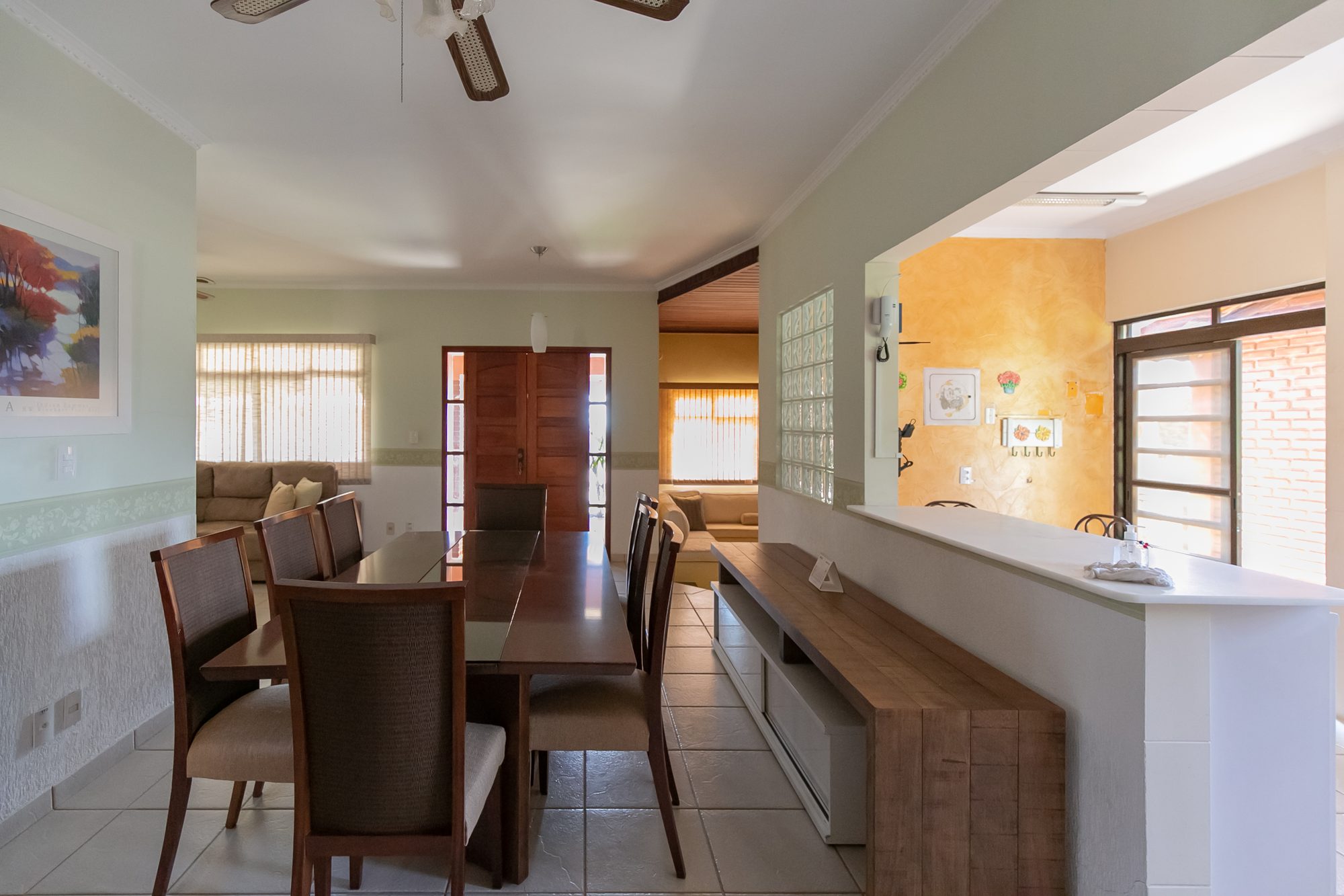 Sala de jantar com mesa para oito lugares