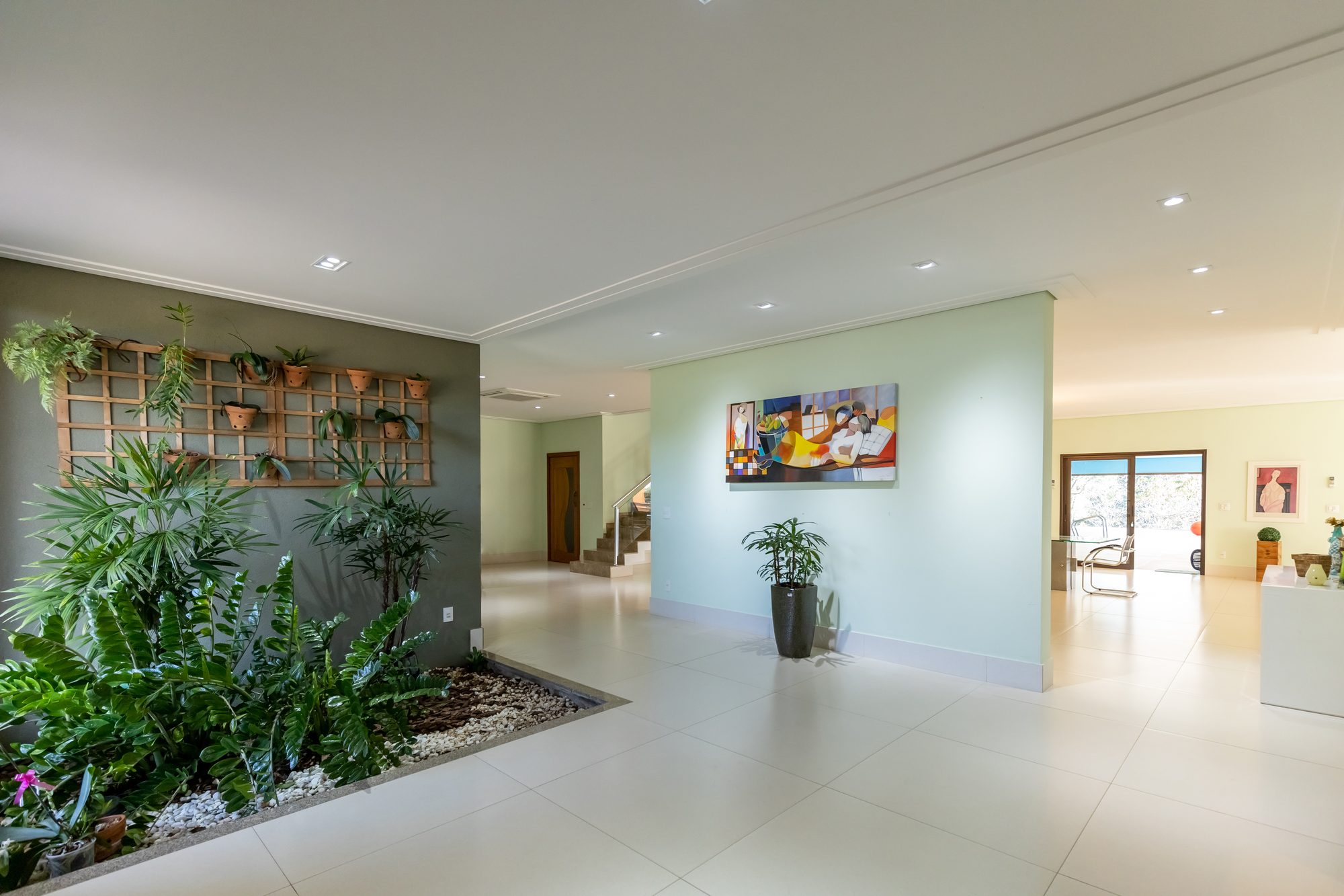 Hall com jardim de inverno e treliça de plantas
