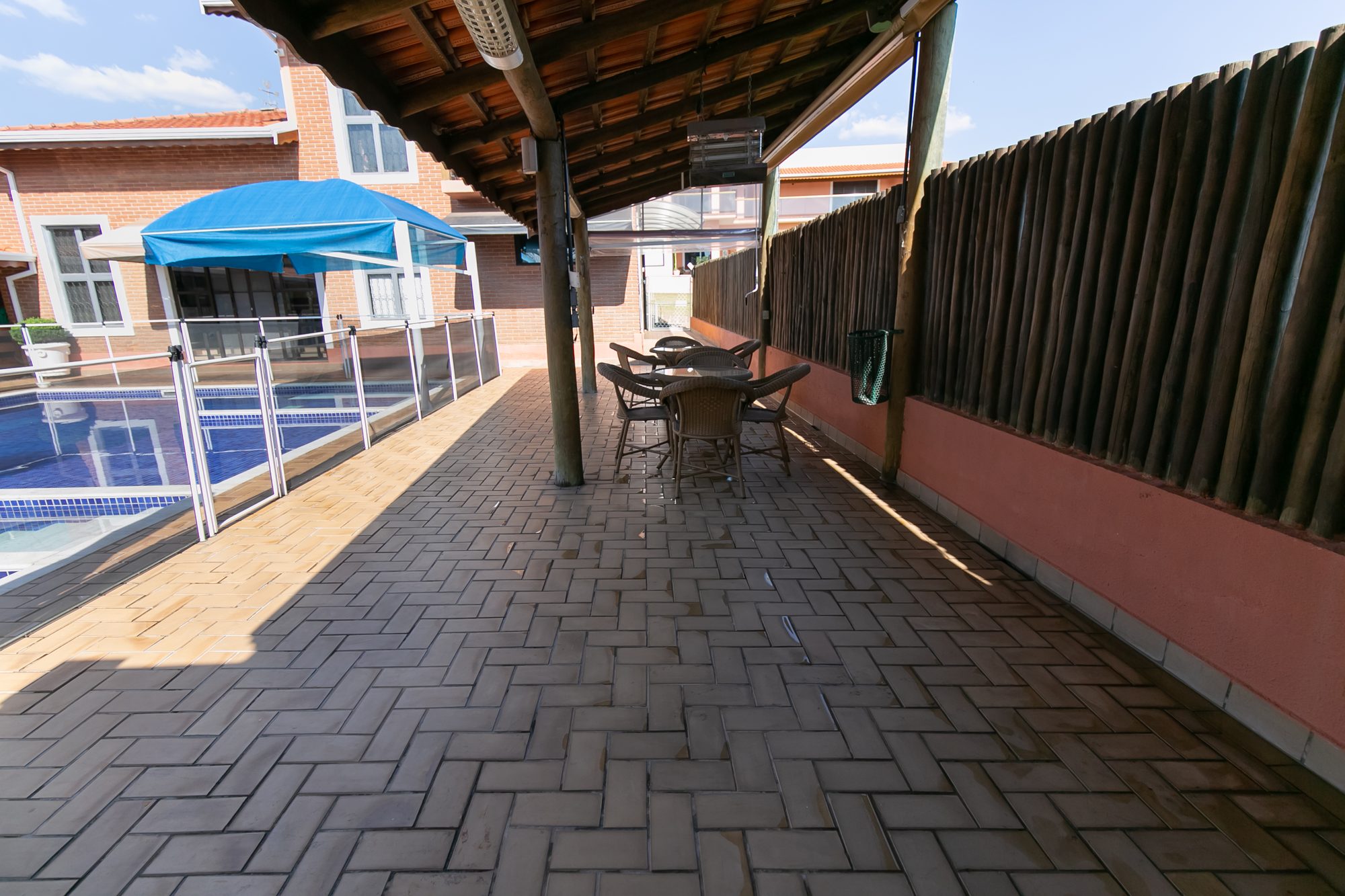 Assentos cobertos ao lado da piscina