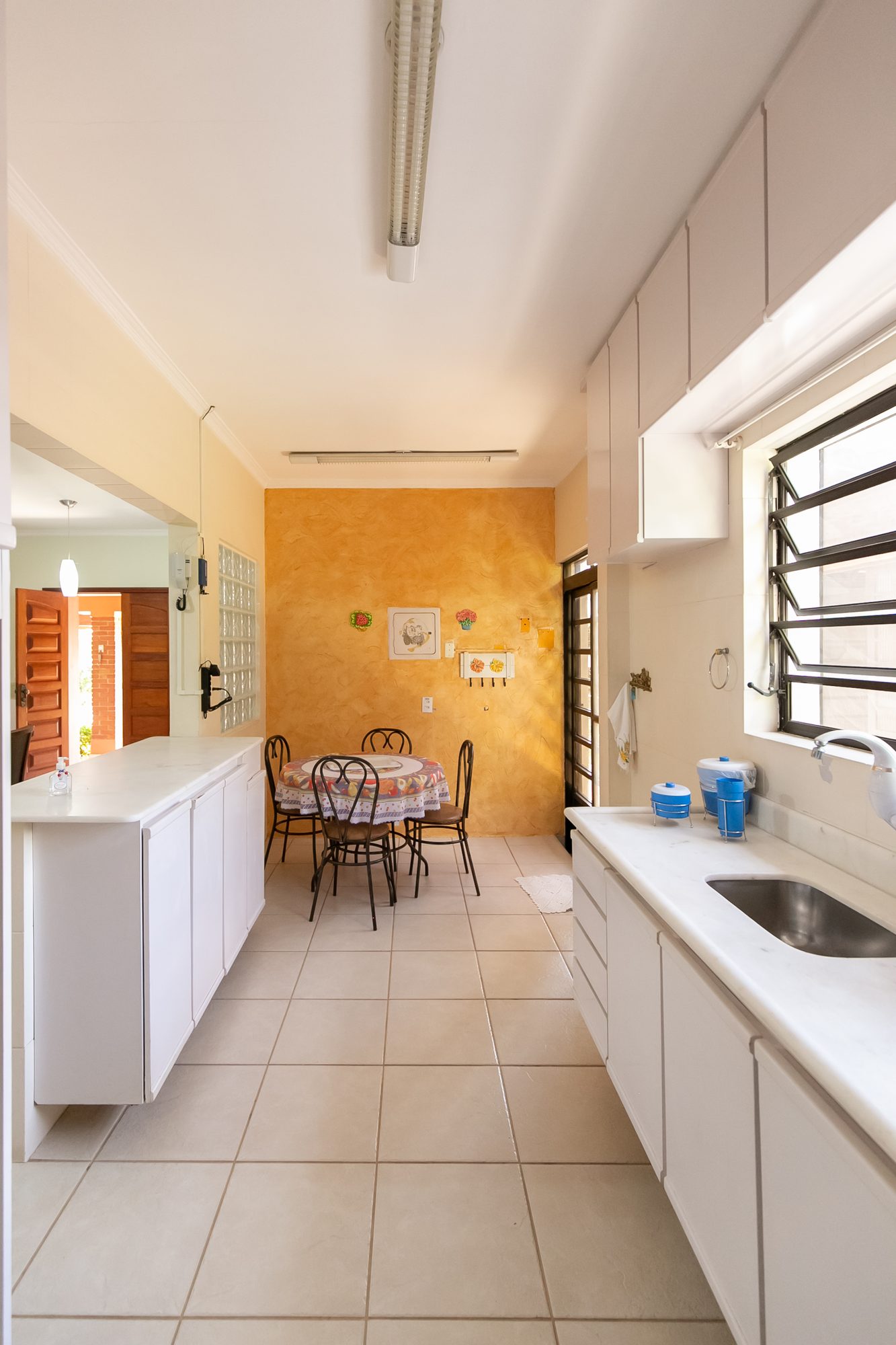 Cozinha interna com copa e bancada